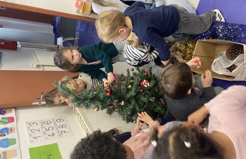 Nous décorons notre sapin de Noël en TPS-PS-MS