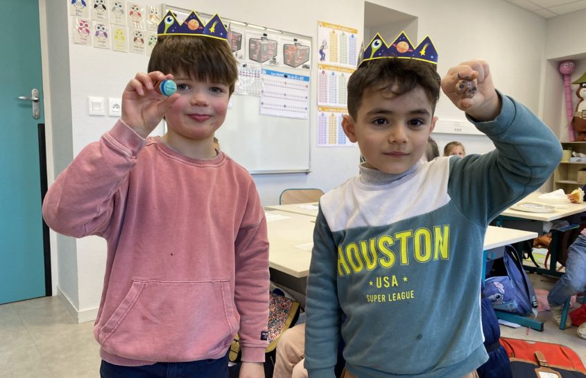 Épiphanie en classe de CP : Eliott et Joseph, nos rois du jour