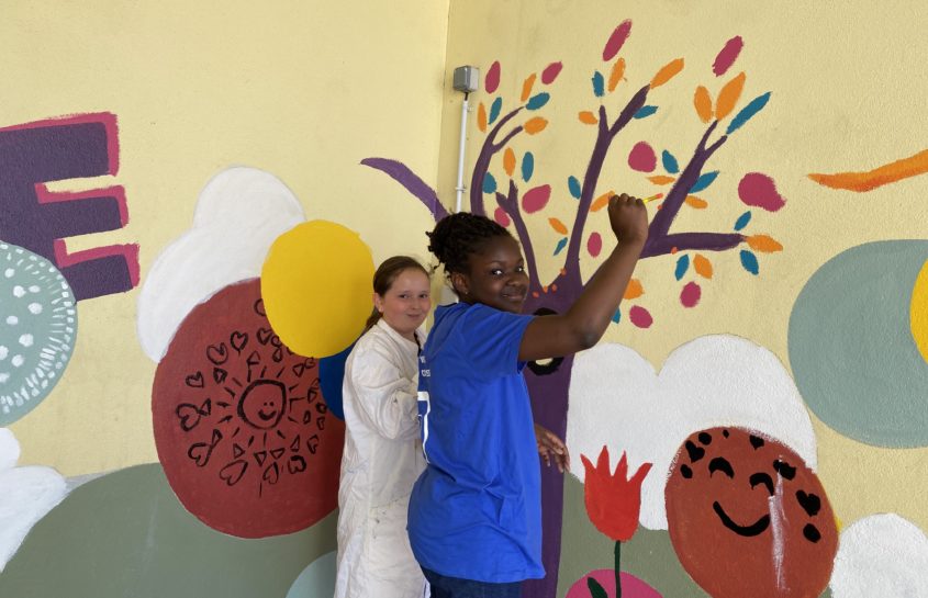 Une fresque haute en couleurs pour le préau de l’école