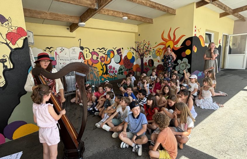 Les CE1 et CE2 s’initient à la harpe