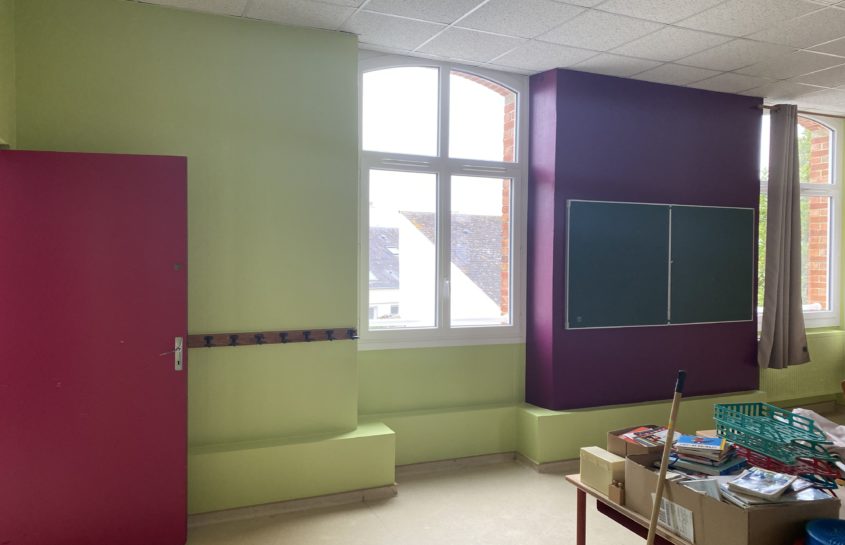 Travaux de peinture dans la classe des CE1