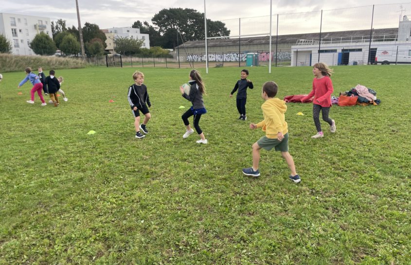 Les CE1 au rugby au stade de Kerolay