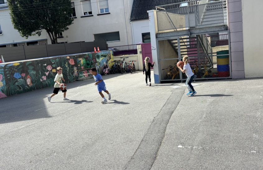 Les CP-CE1 découvrent le basket