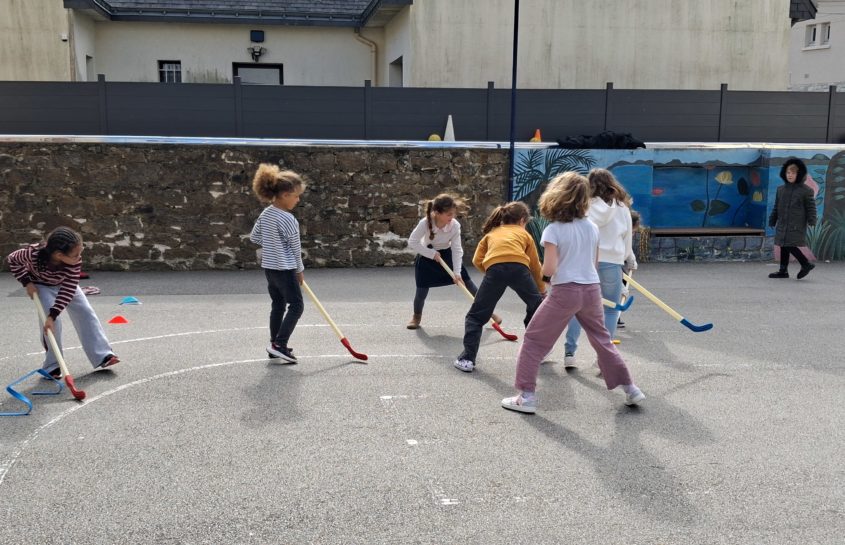 Les CE2 s’initient au hockey