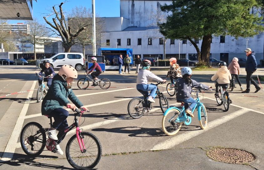 A bicyclette avec l’école du vélo