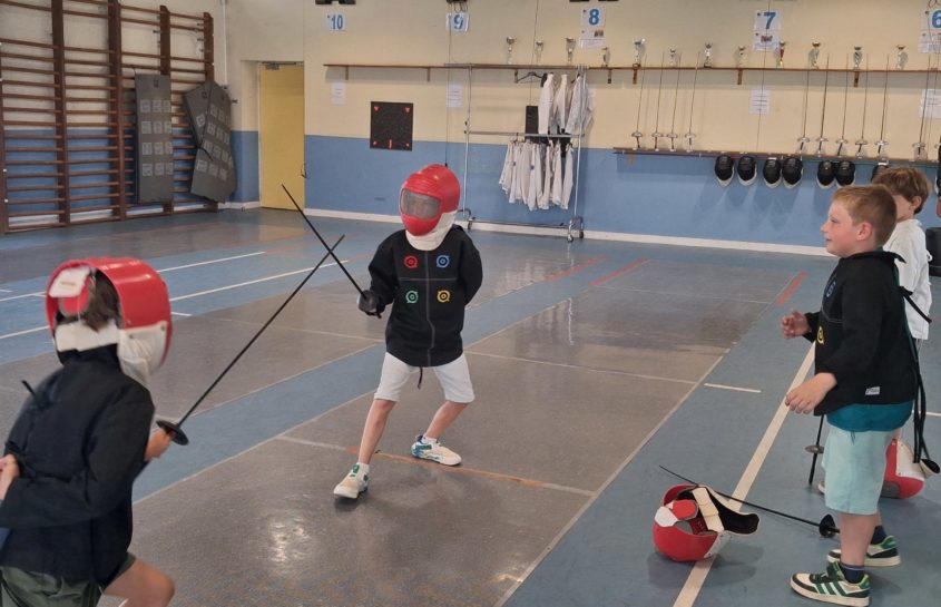 Escrime pour les CE2 avec Yann en garde !